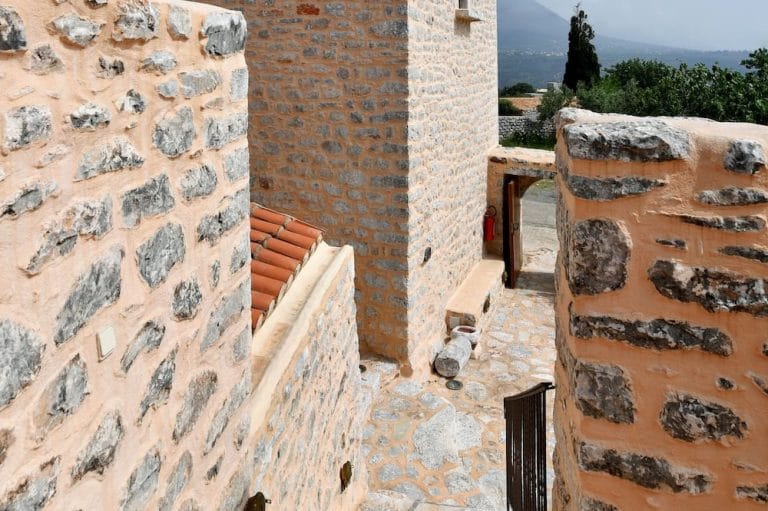 Lithos Stone Suites - Authentic Stone-Built Accommodations Rental - Hotel in Mani - Areopoli