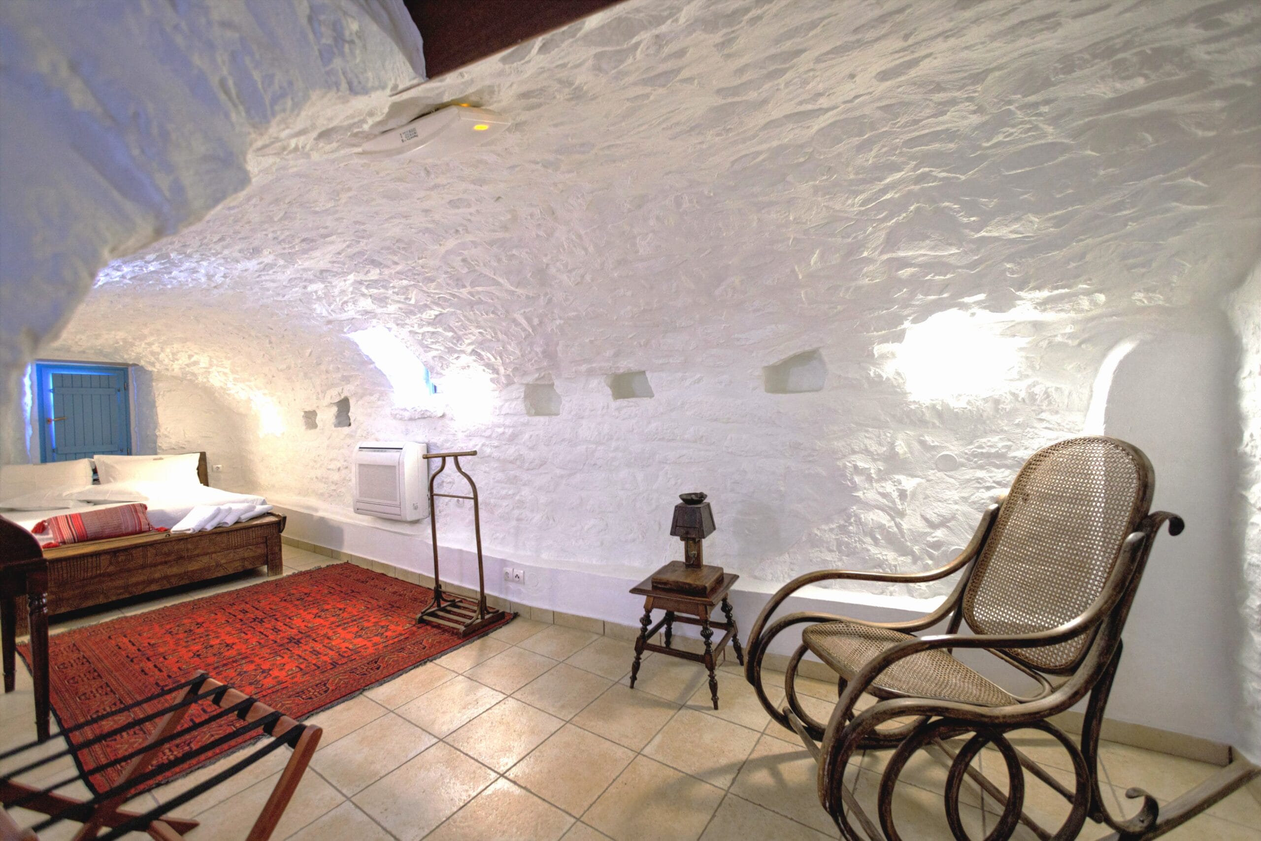 Kamares Deluxe Stone Suite Rental in Mani - With Veranda & Garden View - Lithos Stone Suites - Hotel in Mani